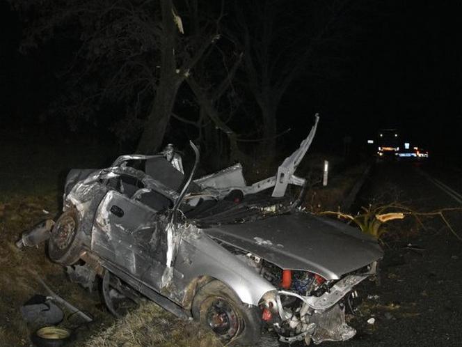 Pijany 19-latek uderzył autem w  betonowy przepust i wzbił się w powietrze
