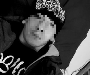 Horror na imprezie. Krystian został znienacka skatowany. Bandzior skakał mu po głowie