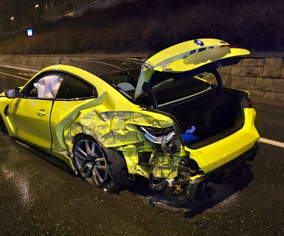 Kraksa w centrum Warszawy. Kanarkowe BMW roztrzaskało się na barierkach