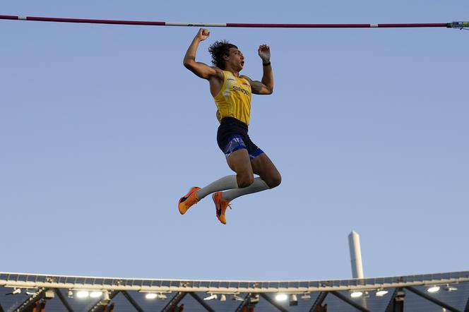 Armand Duplantis za poprzeczką rekordowego skoku na 6,21 m