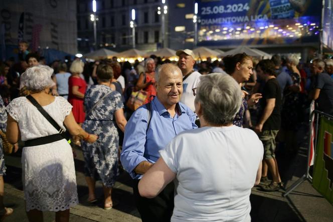 Potańcówka przed Teatrem Śląskim w Katowicach