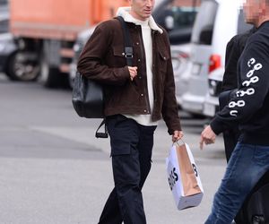 Robert Lewandowski ze szpanerką siatą wysiadł z samolotu