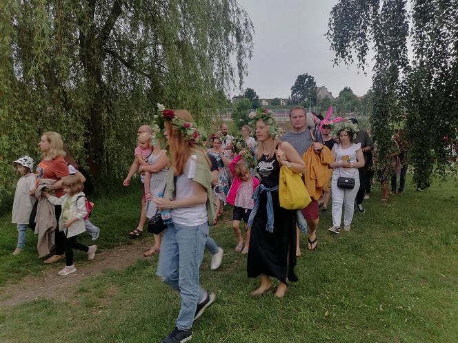 Tak wyglądała noc świętojańska w lubelskim skansenie! Wicie wianków i wrzucanie ich do wody [ZDJĘCIA]