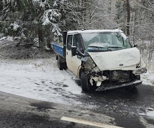 Zderzenie karetki pogotowia z samochodem dostawczym pod Warszawą. Ambulans zjechał na przeciwległy pas