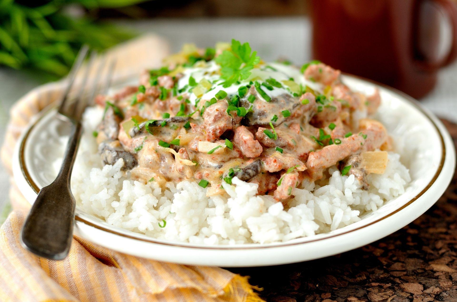 Индейка в сметане. Бефстроганов с рисом. Бефстроганов из курицы с рисом. Куриный бефстроганов с рисом. Фрикасе с рисом.