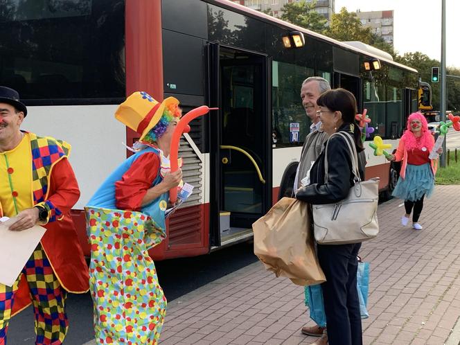 Dr Clown zaraża śmiechem w Światowym Dniu Uśmiechu