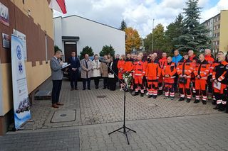 Biała Podlaska. Odsłonięcie tablicy poświęconej ratownikowi medycznemu. 64-latek został śmiertelnie dźgnięty nożem na służbie [ZDJĘCIA]