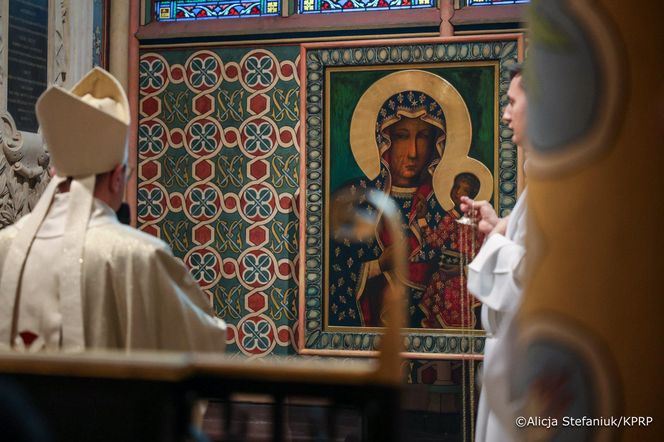 Marta Nawrocka w katedrze Notre Dame w Paryżu