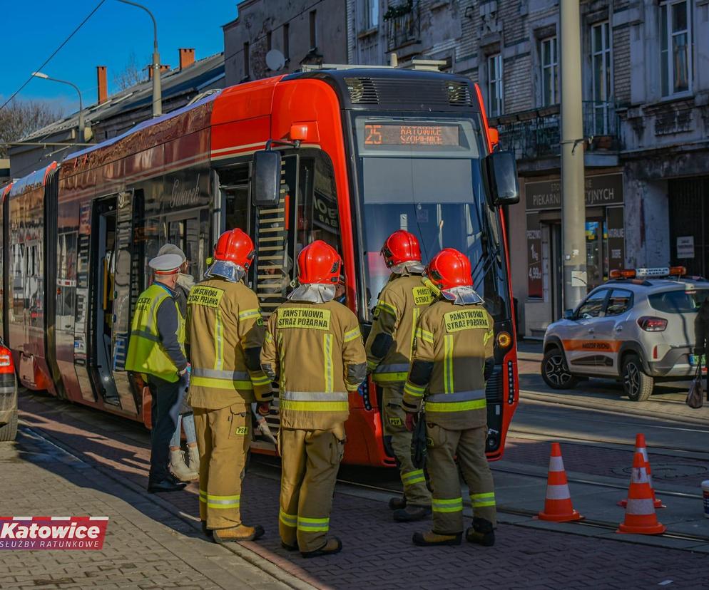 Tramwaj potrącił 72-latkę w Katowicach. Kobieta została przewieziona do szpitala 