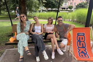 Eska Summer City przy fontannie z kulą