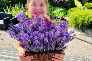 Dwie dziewczynki z Bydgoszczy zarabiają na wakacje. Ludzie zamawiają u nich od razu po kilka bukietów 