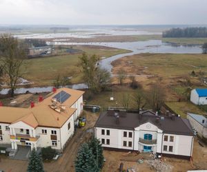 To najdłuższa wieś w województwie podlaskim. Z lotu ptaka wygląda jak wielkie osiedle!