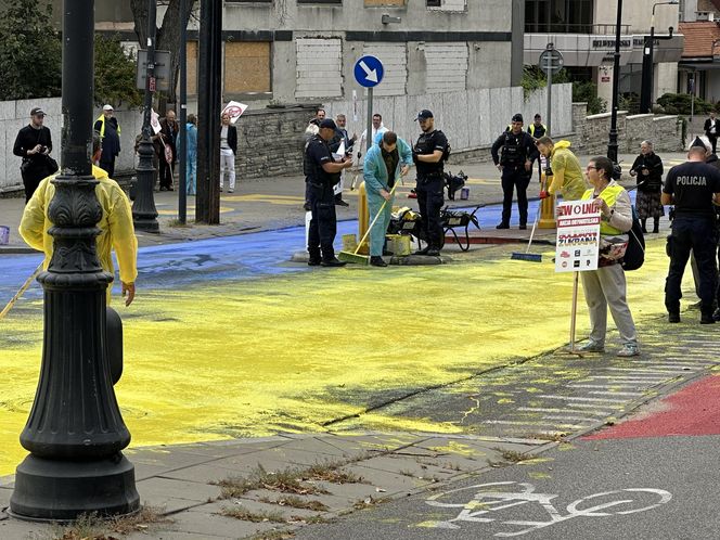 Żółto-niebieska niespodzianka dla rosyjskich dyplomatów. Barwy Ukrainy na asfalcie przed ambasadą Rosji