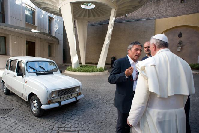 papież Franciszek jeździ Renault 4 z 1989 roku