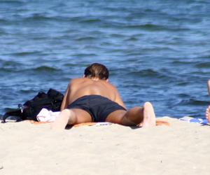  Sebastian Fabijański na plaży