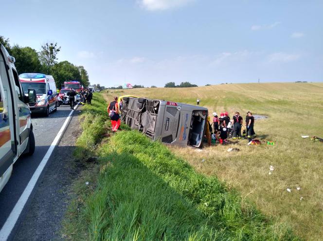 DK 53: Wypadek autokaru z pielgrzymami. 8 osób w szpitalu!