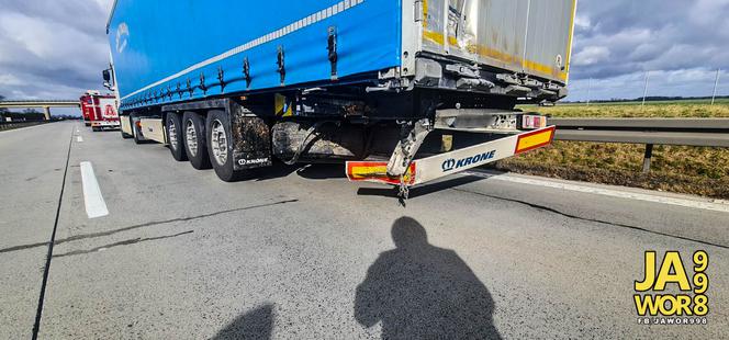 Ford wbił się pod ciężarówkę na A4. Została z niego kupa złomu