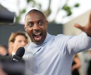 Idris Elba znowu zarapował. Tym razem zrobił to w bardzo szczytnym celu!