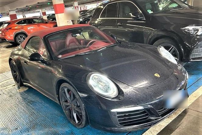 Zorganizowane grupy przestępcze, pranie pieniędzy i narkotyki. Służby odzyskały luksusowe samochody 