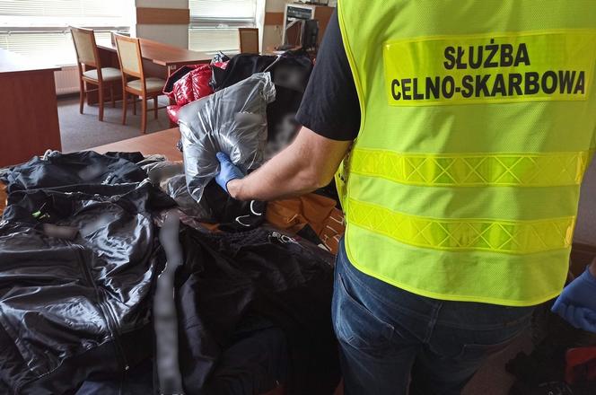 Podrobione towary w rękach łomżyńskiej KAS [ZDJĘCIA]