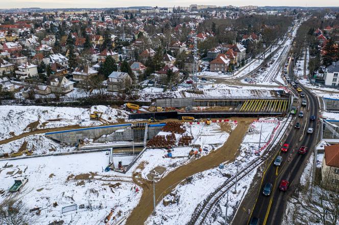 Prace na węźle Łękno są kontynuowane mimo trudnych warunków atmosferycznych