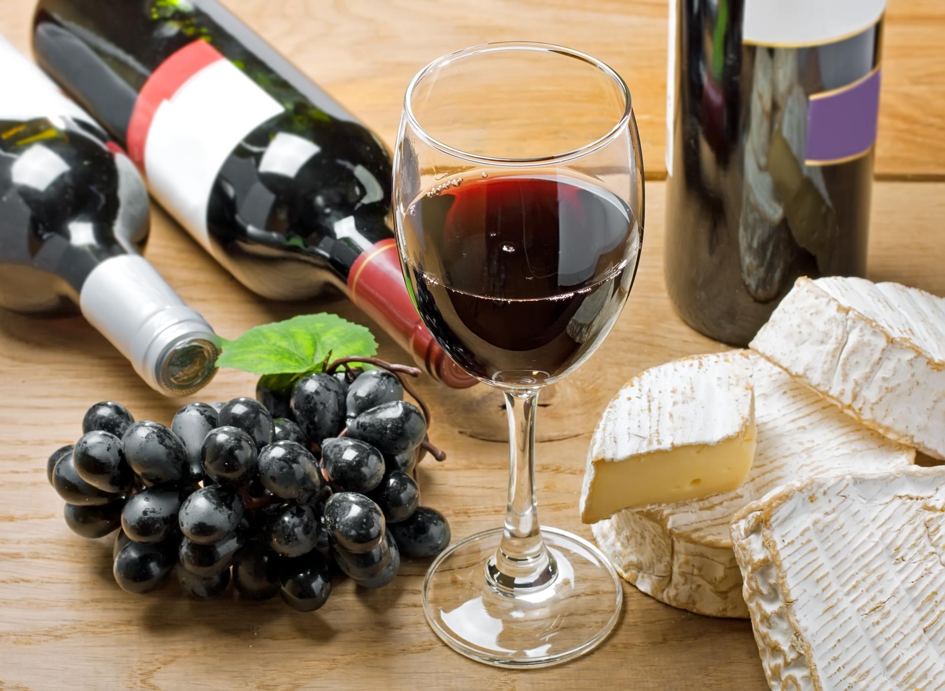 Хорошее вино помогает. Красное вино. Сухое вино. Бутылка красного сухого вина. Вино красное сухое.