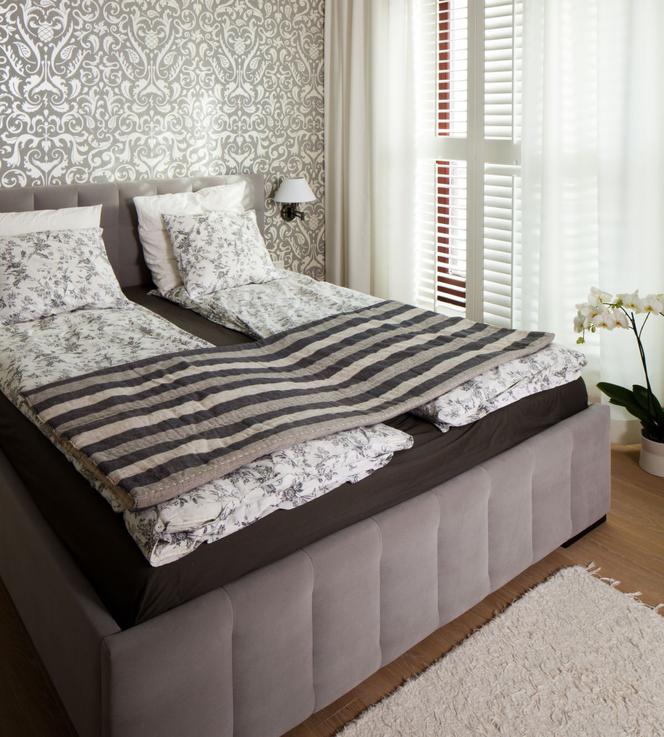 Tapeta i pościel: idealne zestawienie tkanin w sypialni