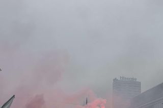 Uczestnicy Marszu Niepodległości weszli na przystanek autobusowy