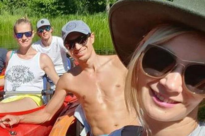 Kamil Stoch i Dawid Kubacki z żonami na spływie kajakowym