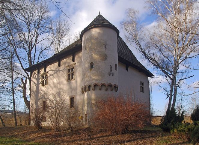 To jeden z najstarszych dworów obronnych w Małopolsce. Wzniesiono go w sławnej wsi