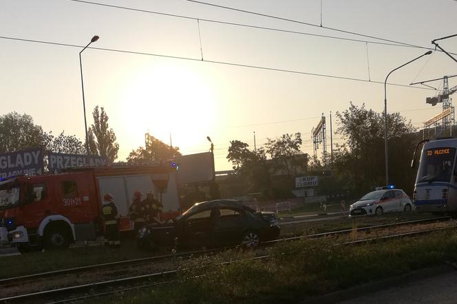 Auto zablokowało torowisko na Legnickiej. Utrudnienia w ruchu tramwajów