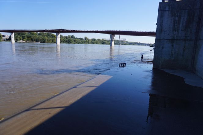 W piątek woda zaczęła się powoli wdzierać na najniższe stopnie betonowego otoczenia Wisły