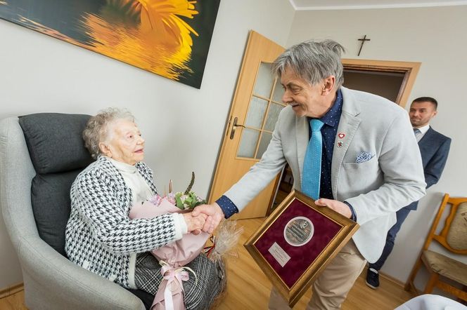 Wojenna tułaczka, miłość i życie w Parlinie. Pani Stasia skończyła 100 lat!
