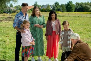 M jak miłość odc. 1699. Daniel (Paweł Prokopczuk), Anita (Melania Grzesiewicz), Kamil (Marcin Bosak), Pola (Hania Nowosielska), Misiek (Aleksander Bożyk), Kinga (Katarzyna Cichopek)