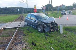 Groza na przejeździe kolejowym w Zborowicach! Auto uderzyło w nadjeżdżający pociąg