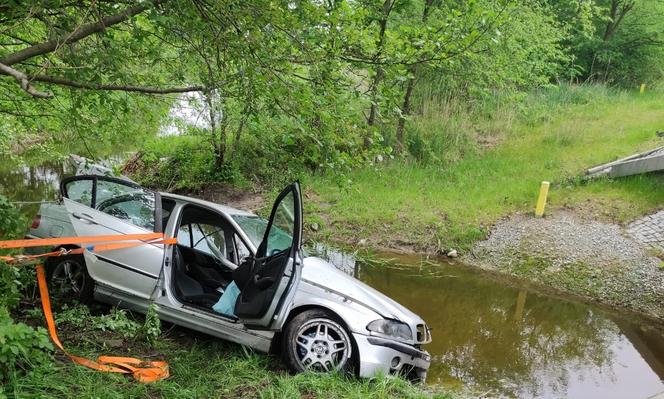 BMW wpadło do rzeki! Jedna osoba w szpitalu. Niebezpieczny wypadek koło Wągrowca