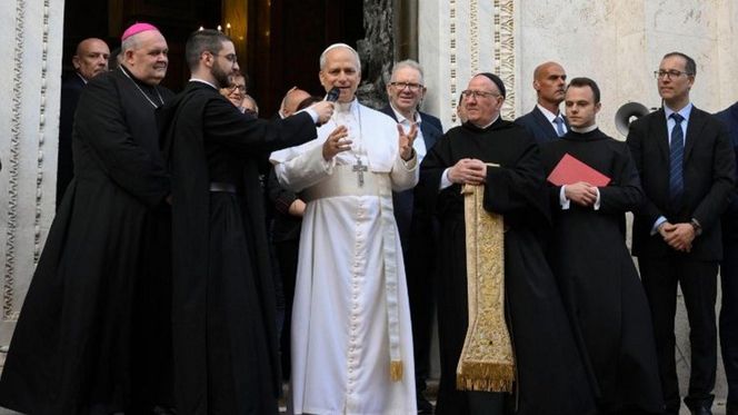 Papież Leon XIV odwiedził grob Franciszka! Wzruszająca modlitwa