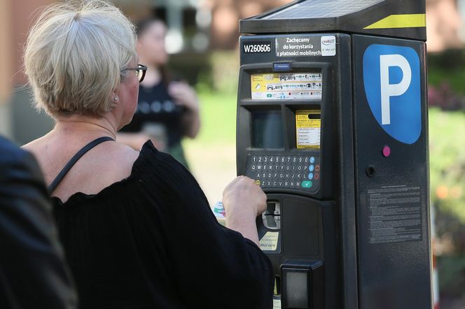 Kierowcy w Krakowie zaparkują za darmo w niedziele. Jest jeden ważny haczyk