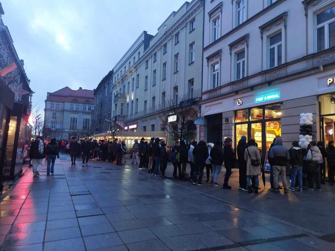 Otwarcie pizzerii Pizzatopia w Katowicach. Ogromna kolejka przed lokalem