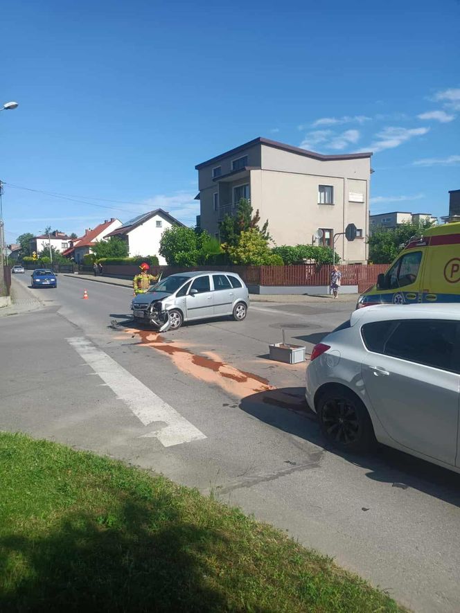 Zderzenie dwóch samochodów osobowych w Tarnowie. Jednak osoba trafiła o szpitala