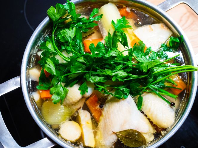 Drobiowy rosół kolagenowy: tani zastępnik suplementów z apteki