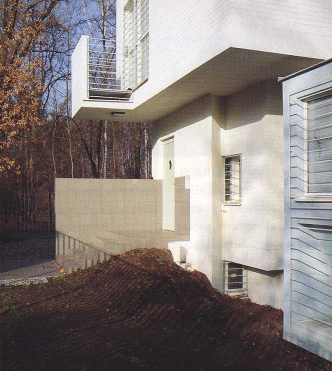 Dom na Żoliborzu (autorzy: Janusz Kaczorek i Piotr Szaroszyk) detal wejścia 