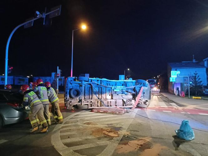 Kraksa osobówki z busem w centrum Tarnowa. Policja ustaliła przyczynę