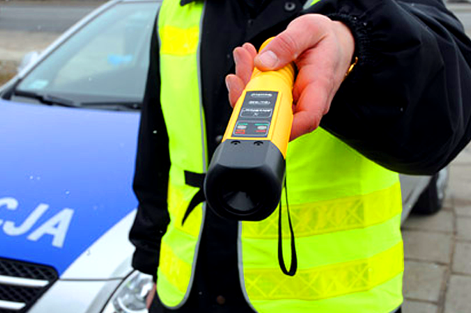 Toyota w rowie, policjantka po służbie i promile 