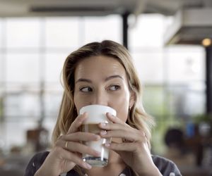 Jak zrobić latte z ekspresu? Spienianie mleka do kawy w ekspresie automatycznym