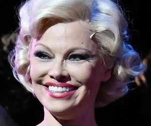  Pamela Anderson ma nową twarz? Szósty rozwód jej posłużył