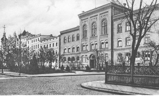 Tak wyglądały bydgoskie szkoły ponad 100 lat temu. Na archiwalnych zdjęciach widać uczniów uczących się pisać na maszynach, szkolne gabinety lekarskie