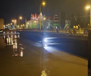 Walka o wrocławskie osiedla nad Odrą i Oławą. Mieszkańcy do późnych godzin nocnych ratowali dobytek