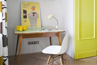 Meble modernistyczne: półka, stolik, krzesło
