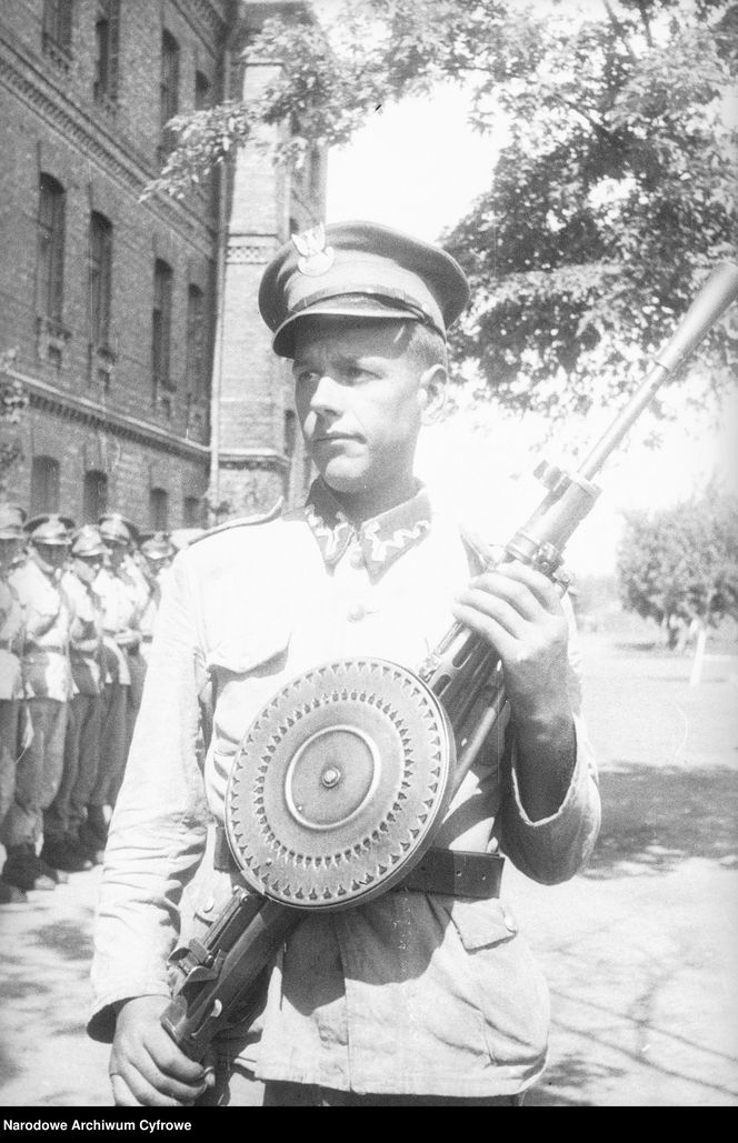 QUIZ PRL. Od Lenino do „fali”: Sprawdź, czy przetrwałbyś w wojsku PRL. Tylko dla orłów!
